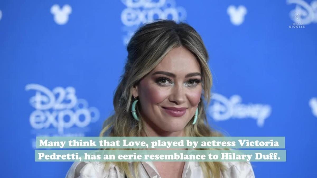 “you” Fans Think Victoria Pedretti And Hilary Duff Are Celebrity Twins And Its So Eerie 