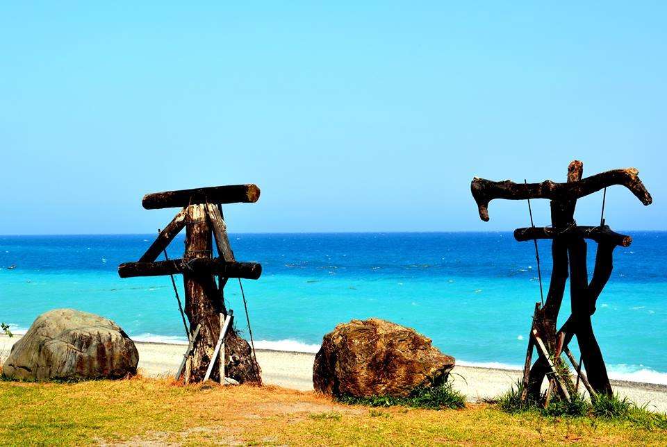 漂流木建造的平安兩字豎立於海灘上（圖片來源：台東觀光旅遊網）