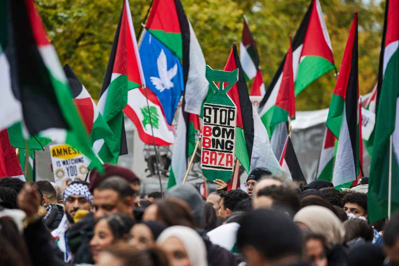 People take part in a pro-Palestinian demonstration takes place on the occasion of the first anniversary of the Hamas attack on Israel at the Platz der Luftbruecke. Joerg Carstensen/dpa