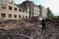 IMAGEN DE ARCHIVO: Un residente local camina junto a un edificio destruido por un ataque militar ruso, mientras continúa el ataque de Rusia contra Ucrania, en la ciudad de Bakhmut, en la región de Donetsk, Ucrania