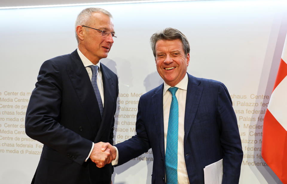 瑞銀董事局主席 Colm Kelleher（左）及瑞信董事局主席 Axel Lehmann 於記者會上公布收購消息。(REUTERS/Denis Balibouse)