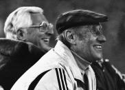 Schöns Co-Trainer Jupp Derwall übernahm dessen Amt 1978. Er selbst spielte zweimal für die deutsche Nationalmannschaft. Als Trainer endete seine Karriere 1989 bei Galatasaray Istanbul, wo er zweimal türkischer Meister geworden war. Bis heute trägt ein Trainingsplatz dort seinen Namen. Jupp Derwall starb am 26. Juni 2007 im Alter von 80 Jahren. (Bild: Lutz Bongarts/Bongarts/Getty Images)