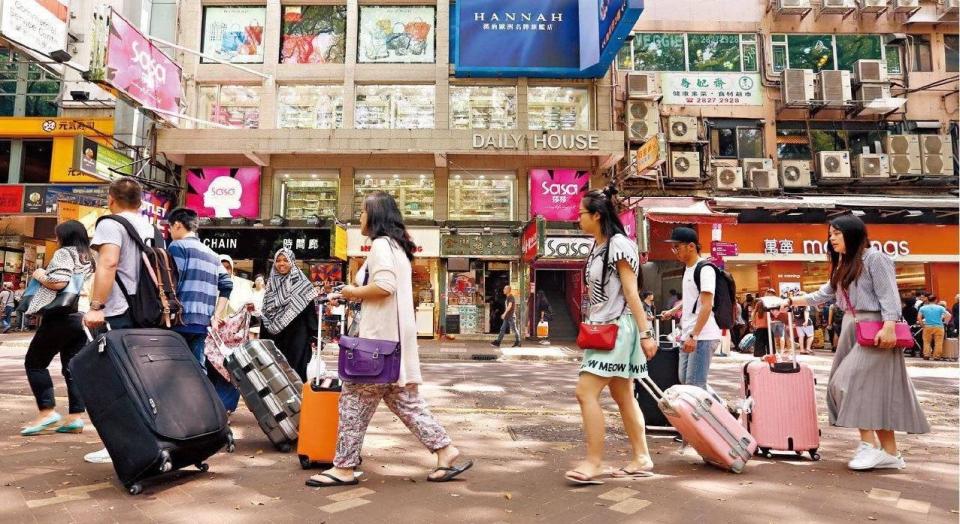 內地提高居民赴港澳購物免稅額度。(資料圖片)