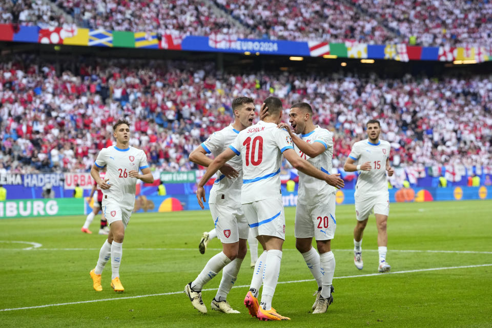 Jugadores de la República Checa celebran el primer gol de su equipo durante un partido del Grupo F entre Georgia y la República Checa en la Euro 2024 en Hamburgo, Alemania, el sábado 22 de junio de 2024. (AP Foto/Ebrahim Noroozi)