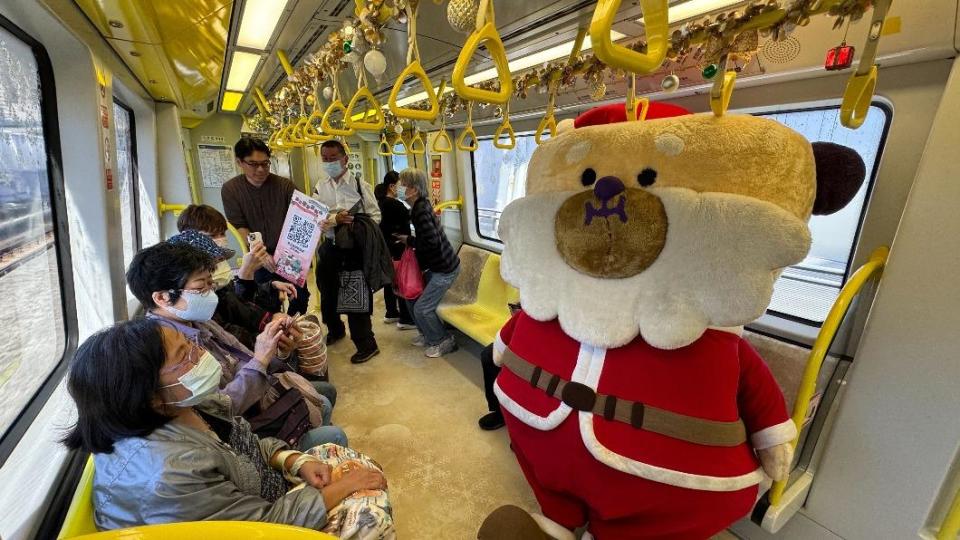 桑塔熊搭乘「雪粼列車」讓民眾相當驚喜。（圖／新北市政府提供）