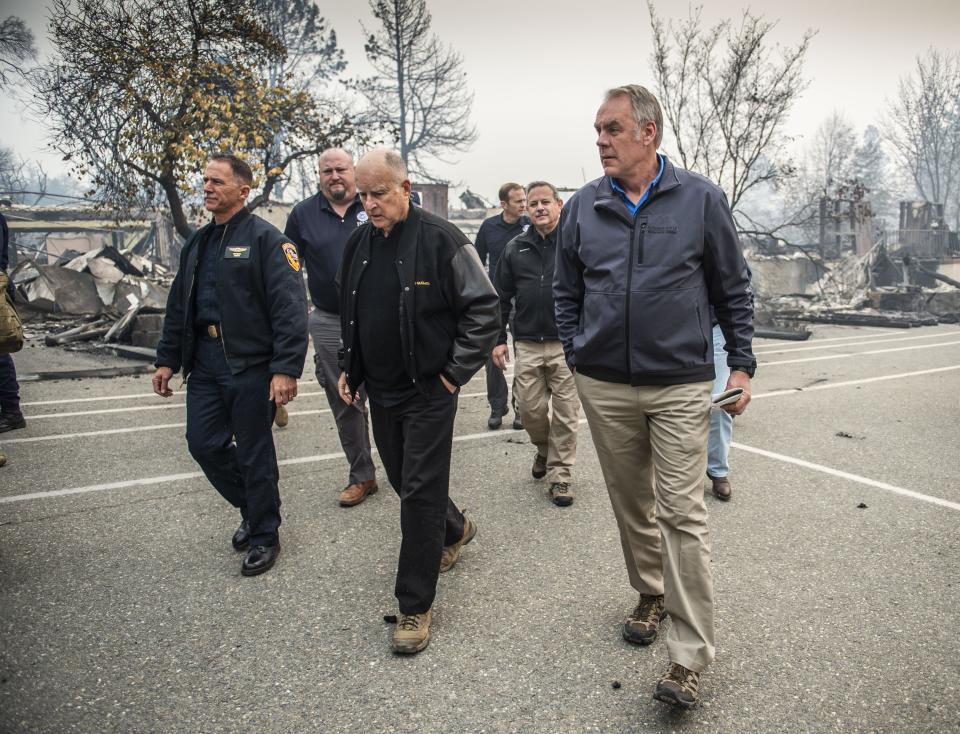Gov. Jerry Brown, center, tours Paradise Elementary School with Interior Secretary Ryan Zinke, right, last Thursday. The school was destroyed by the Camp Fire last week. (Photo: Hector Amezcua/Sacramento Bee via ZUMA Wire)
