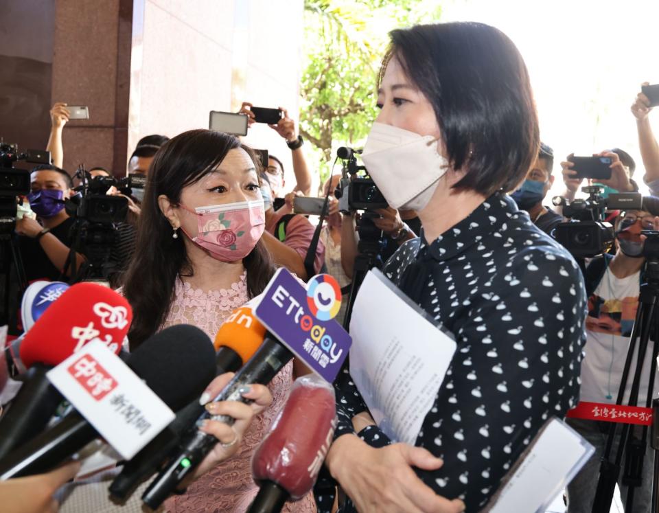         Zhou Yukou (left) and Wang Hongwei (right) argue.File photo / Lin Qihong photo