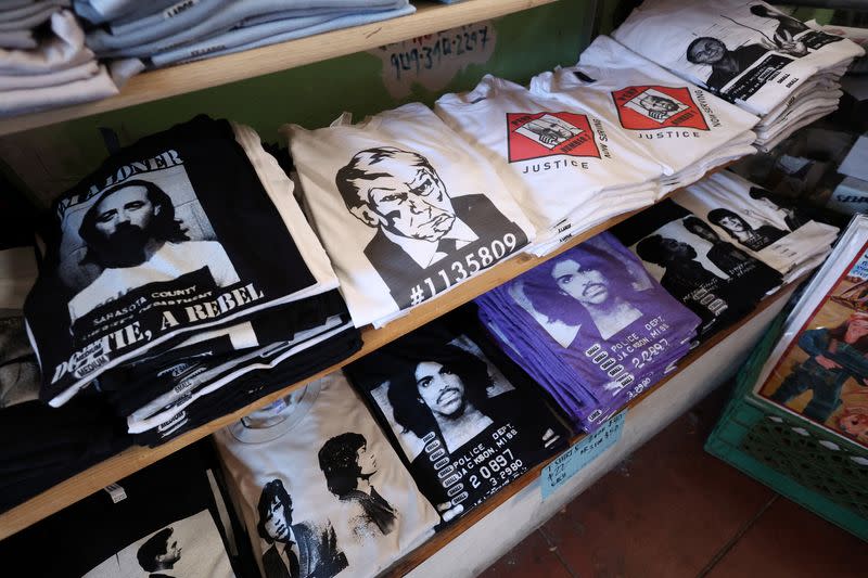 Camisetas con una imagen en la que aparecen las fichas policiales del expresidente Donald Trump y Rudy Giuliani en la imprenta Y-Que de Los Ángeles