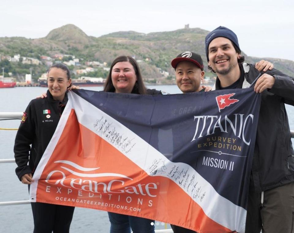 Un grupo de cuatro personas, entre ellos Alan Estrada y la también mexicana Renata Rojas, antes de intentar descender hasta donde está hundido el Titanic en un viaje a bordo del sumergible Titán.