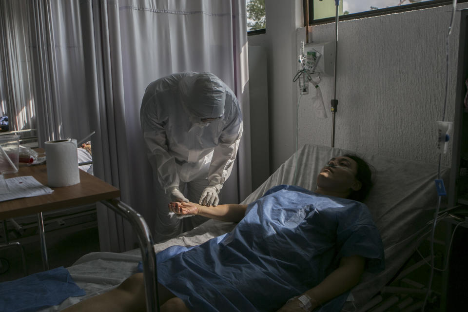 Dr. Giorgio Franyuti con un paciente en Ciudad de México. (Meghan Dhaliwal/The New York Times)                                                                                                                                                                                                                                                                                                                                                        