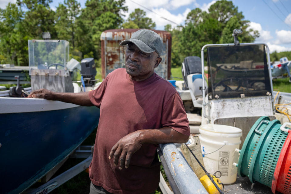 Ed Atkins, pescador de Gullah Geechee y propietario de Atkins Live Bait, se encuentra cerca de sus barcos de pesca en St Helena, Carolina del Sur, el 11 de julio de 2023 | Foto de JIM WATSON/AFP vía Getty Images