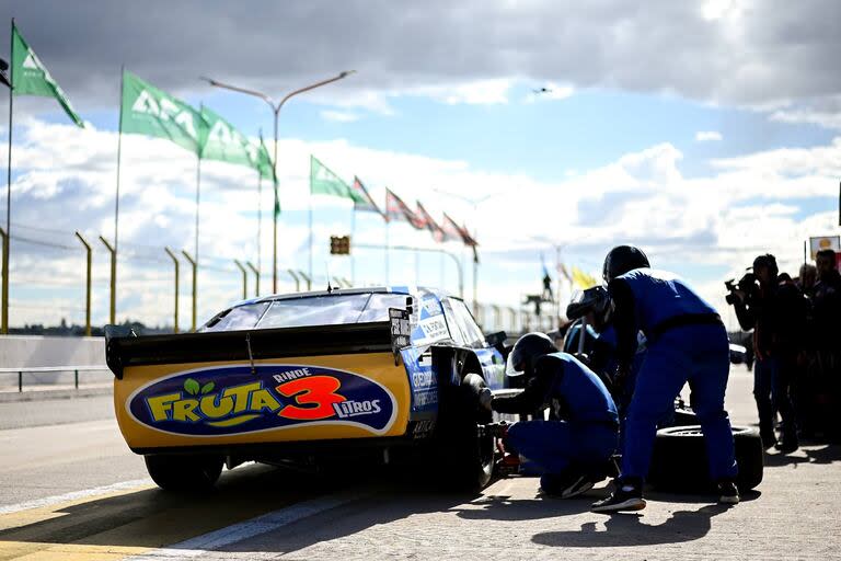 El recambio de los neumáticos delantero y trasero derecho, la particularidad reglamentaria que tuvo la carrera en Toay; con Julian Santero (Ford), el LCA Racing fue el equipo de mejor rendimiento en el rubro: demoró seis segundos en ensayar la tarea