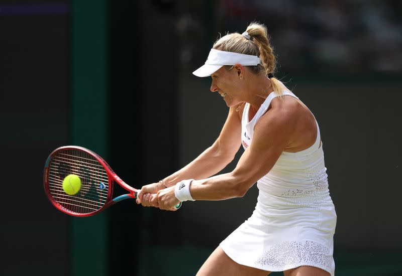 FOTO ARCHIVO. La alemana Angelique Kerber en acción durante su partido de tercera ronda contra la belga Elise Mertens en Wimbledon, Londres, Reino Unido