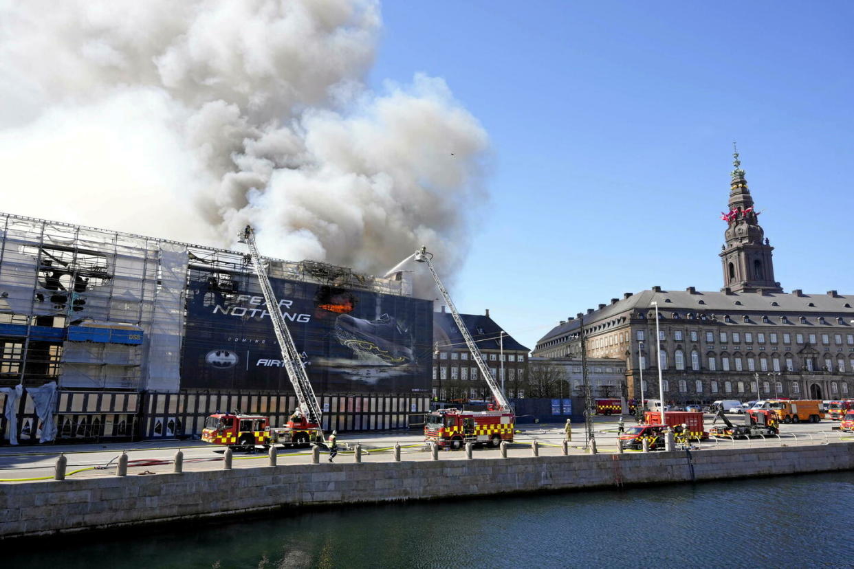 Un incendie s'est déclaré ce mardi 16 avril à la vieille Bourse de Copenhague au Danemark.  - Credit:Emil Helms/AP/SIPA