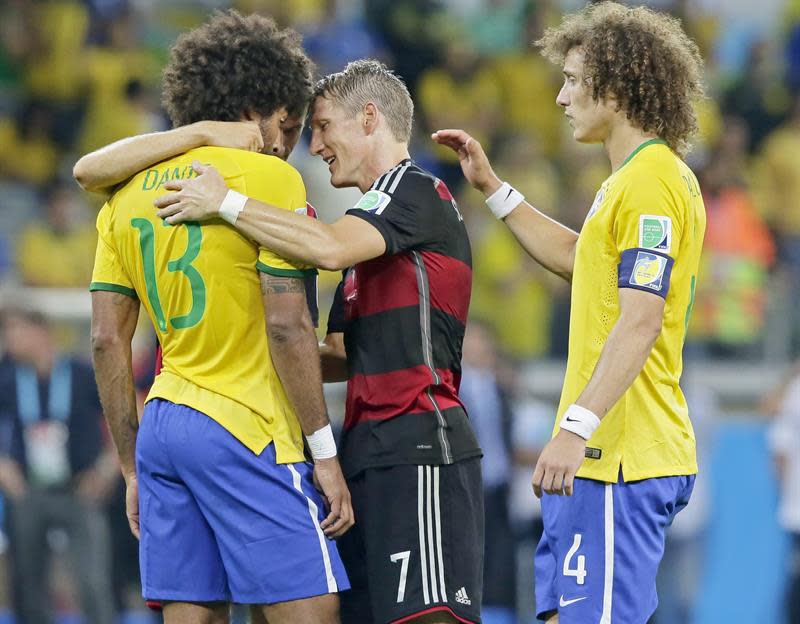 JHE015. Belo Horizonte (Brazil), 08/07/2014.- Brazil&#39;s Dante (L-R), Germany&#39;s Thomas Mueller, Germany&#39;s Bastian Schweinsteiger and Brazil&#39;s David Luiz (R) hug after Germany won the FIFA World Cup 2014 semi final match between Brazil and Germany at the Estadio Mineirao in Belo Horizonte, Brazil, 08 July 2014. (RESTRICTIONS APPLY: Editorial Use Only, not used in association with any commercial entity - Images must not be used in any form of alert service or push service of any kind including via mobile alert services, downloads to mobile devices or MMS messaging - Images must appear as still images and must not emulate match action video footage - No alteration is made to, and no text or image is superimposed over, any published image which: (a) intentionally obscures or removes a sponsor identification image; or (b) adds or overlays the commercial identification of any third party which is not officially associated with the FIFA World Cup) (Brasil, Alemania, Mundial de Fútbol) EFE/EPA/DENNIS SABANGAN EDITORIAL USE ONLY