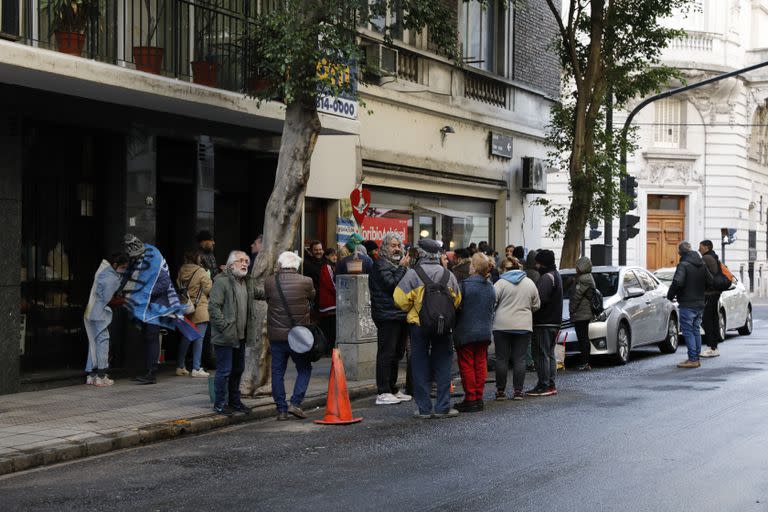 Pintadas, vidrios rotos y simpatizantes sobre la calle Juncal donde vive Cristina Fernández de Kirchner, en Recoleta.