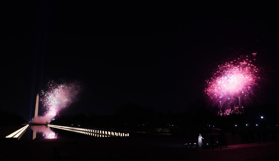 Con fuegos artificiales de fondo, Katy Perry interpreta "Firework" al final del especial "Celebrating America" el miércoles 20 de enero del 2021, tras la investidura del presidente Joe Biden, en Washington. (AP Foto/Jacquelyn Martin)