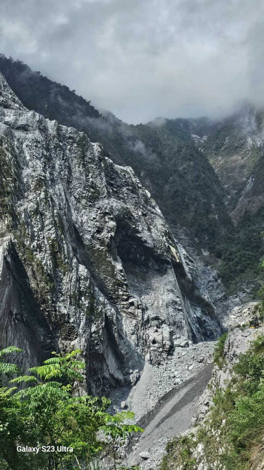 位於花蓮縣秀林鄉的中和礦場仍有1名礦工失聯，搜救團隊今繼續救援卻遇多次大型坍塌，宣布中止今日搜尋任務。翻攝自花蓮縣消防局