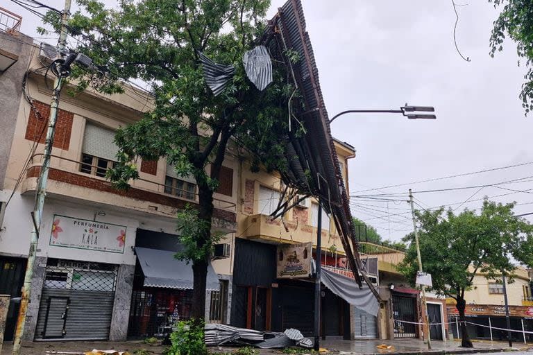 Voladura de un techo por el temporal, en Avenida Segurola al 1300