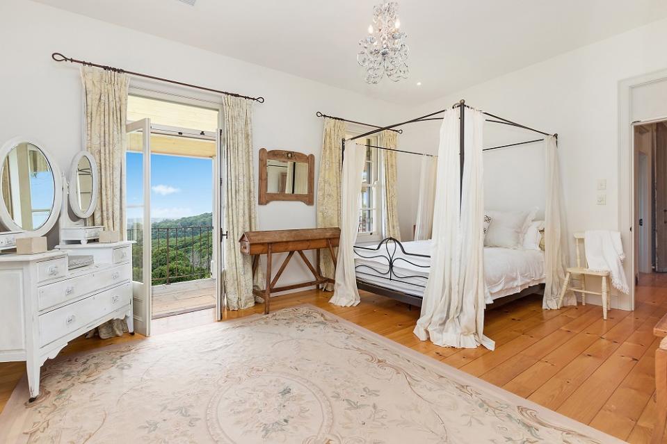 <p>Olivia ha messo in chiaro che il nuovo compratore dovrà amare la natura quanto lei, in modo da mantenere la proprietà anziché devastarla o rivoluzionarla. (foto: MCGRATH REAL ESTATE / CATERS) </p>