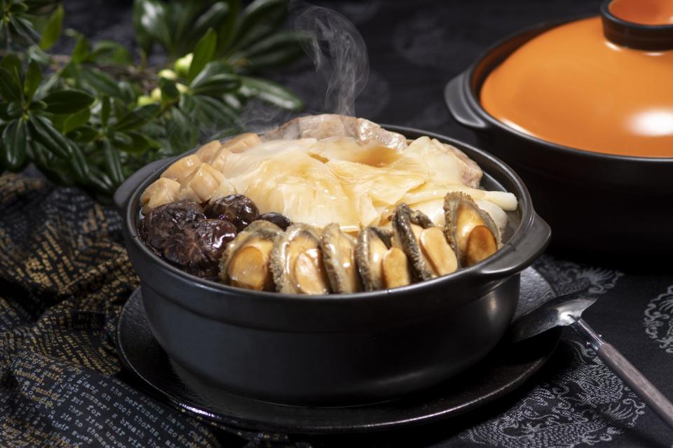台北國賓大飯店今年主打，購入外帶年菜免費贈送精美陶鍋。