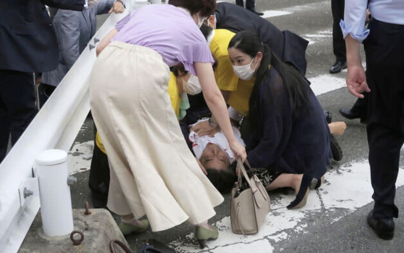 ▲日本網傳，替安倍晉三急救的是「女神級隨扈」石田萌美？國際事實查核中心表示，該名女子只是日本看護聯合會的工作人員。（圖／美聯社／達志影像）