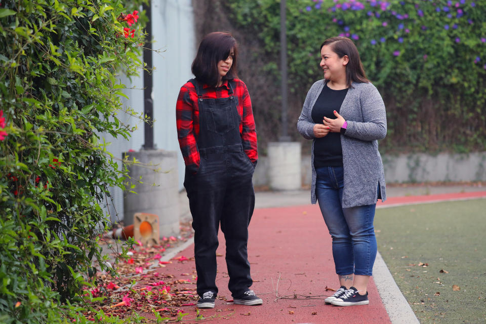 Jael Hernández, a la derecha, una madre soltera de tres hijos, con su hija mayor, Jizelle, a la izquierda, cerca de su casa en Oakland, California, el 14 de mayo de 2020. (Jim Wilson / The New York Times)    