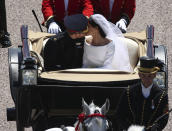 <p>Anders als bei königlichen Hochzeiten üblich gab es bei Harry und Meghan keinen Kuss auf dem Balkon. Dafür gaben sich die beiden nach dem ersten Kuss als Ehepaar vor der Kapelle einen zweiten während ihrer Kutschfahrt. (Bild: Getty Images) </p>