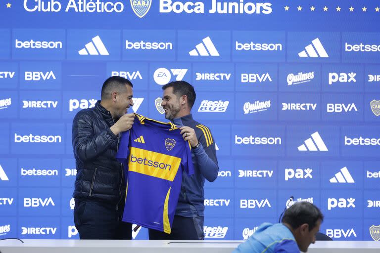 En la presentación de Fernando Gago como nuevo DT de Boca; Juan Román Riquelme le dio la bienvenida, fue su segundo técnico en 2024