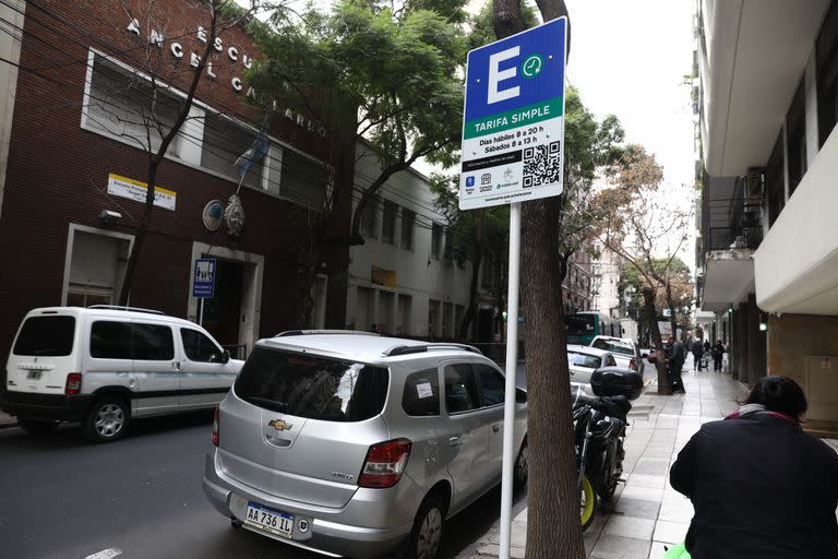 Las nuevas normas de estacionamiento en CABA reemplazaron los parquímetros con carteles con códigos QR que permiten descargar la nueva aplicación Blinkay