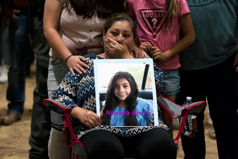 Esmeralda Bravo, de 63 años, llora al sostener una foto de su nieta, Nevaeh, una de las víctimas de la Escuela Primaria, durante una vigilia en Uvalde, Texas, el 25 de mayo de 2022 (Copyright 2022 The Associated Press. Todos los derechos reservados)