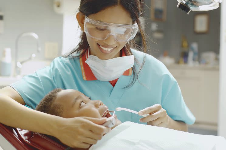 <p>En France, cette profession n’existe pas sous ce nom. Elle ressemble quelque peu au travail de l’assistant dentaire : bras droit du chirurgien dentiste, il s’occupe de quelques tâches comme le détartrage et des fonctions administratives. Pas besoin d’un diplôme de médecin : un niveau bac à bac +2 suffit. (Photo : Getty Images)</p>