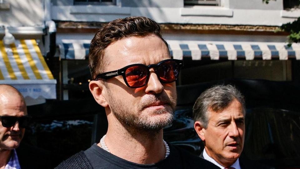 Justin Timberlake outside court