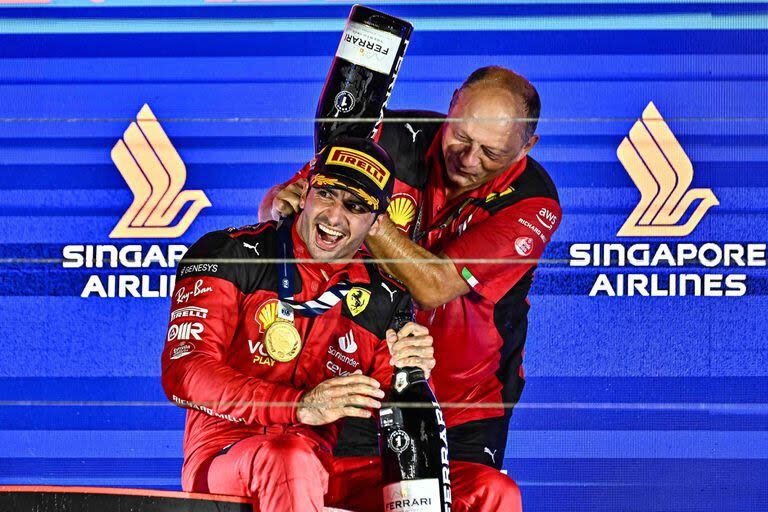 El primer triunfo con Ferrari: Frederic Vasseur descarga el champagne en Carlos Sainz Jr., ganador del Gran Premio de Singapur 2023; los dos éxitos con la Scuderia los firmó el piloto español, que no seguirá en el equipo en 2025