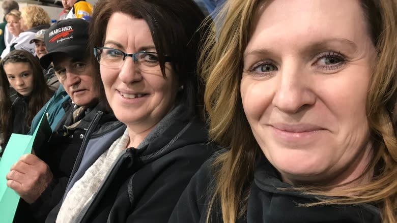 Hockey night in Nipawin brings comfort and companionship 1 week after Humboldt Broncos bus crash