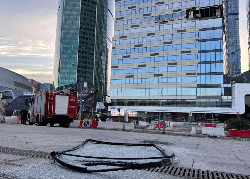 莫斯科金融區的IQ-Quarter大樓受損，一扇窗戶殘骸掉落路上。路透社