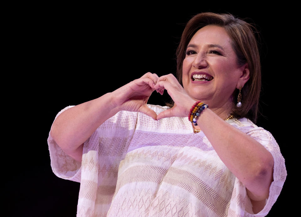 La candidata presidencial de la oposición de México, Xochitl Galvez, lanza corazón mientras celebra su mitin de campaña de cierre en Monterrey, México, el 29 de mayo de 2024. REUTERS/Quetzalli Nicte-ha