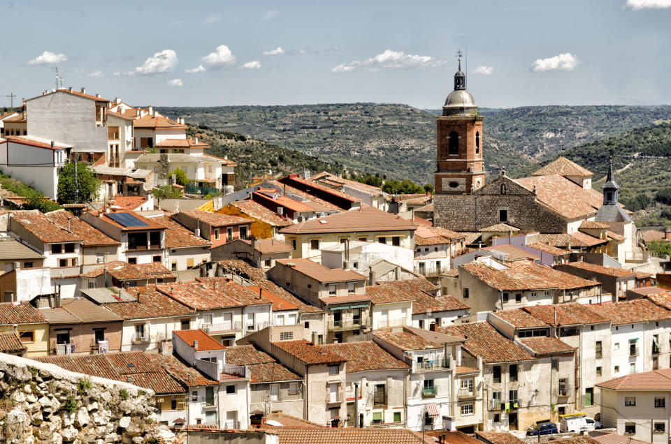 <p>En la imagen, Horche, un pequeño pueblo que no llega a los 3.000 habitantes de la provincia de Guadalajara, situado en la comarca de La Alcarria, en el que viven unos 200 okupas. (Foto: Getty Images).</p> 