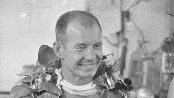 parnelli jones wearing a flowered garland