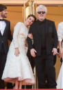 <p>También en el estreno de 'Julieta' (2016) estuvo Adriana Ugarte, a quien vemos abrazando a Pedro Almodóvar. La intérprete se decantó por un diseño <em>midi </em>de estilo romántico y color blanco creado por Dior Couture. (Foto: Samir Hussein / Getty Images)</p> 