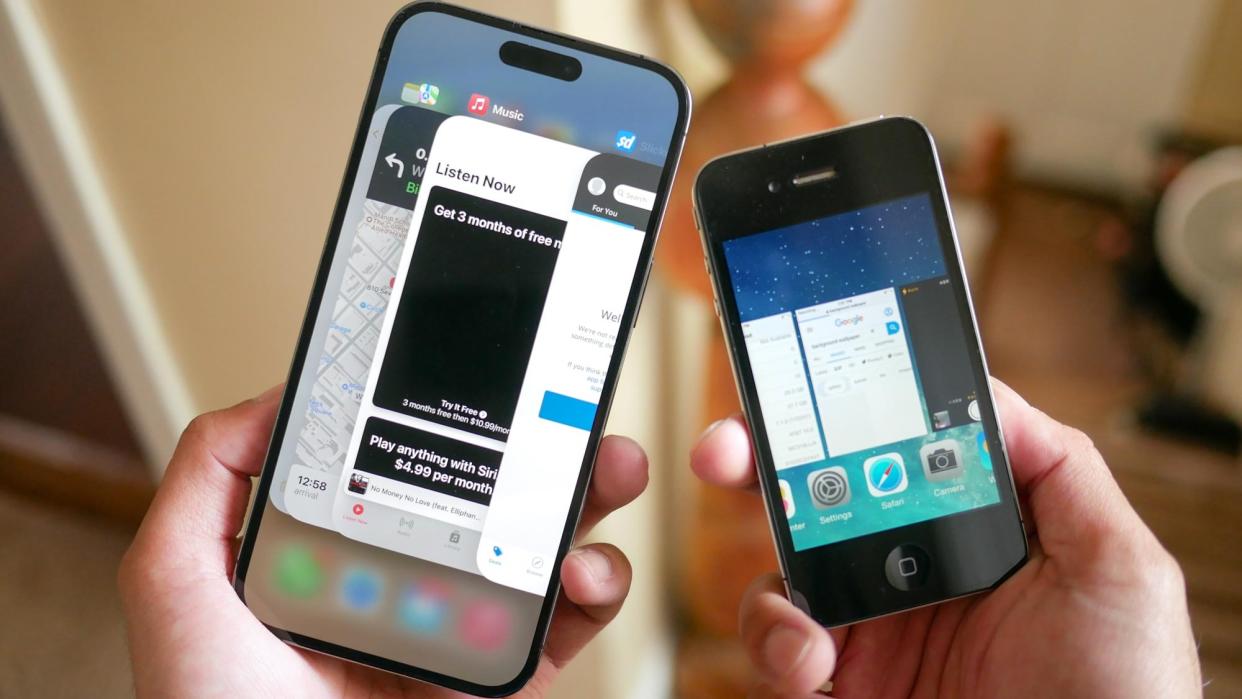  Apple iPhones showing off iOS multitasking feature. 