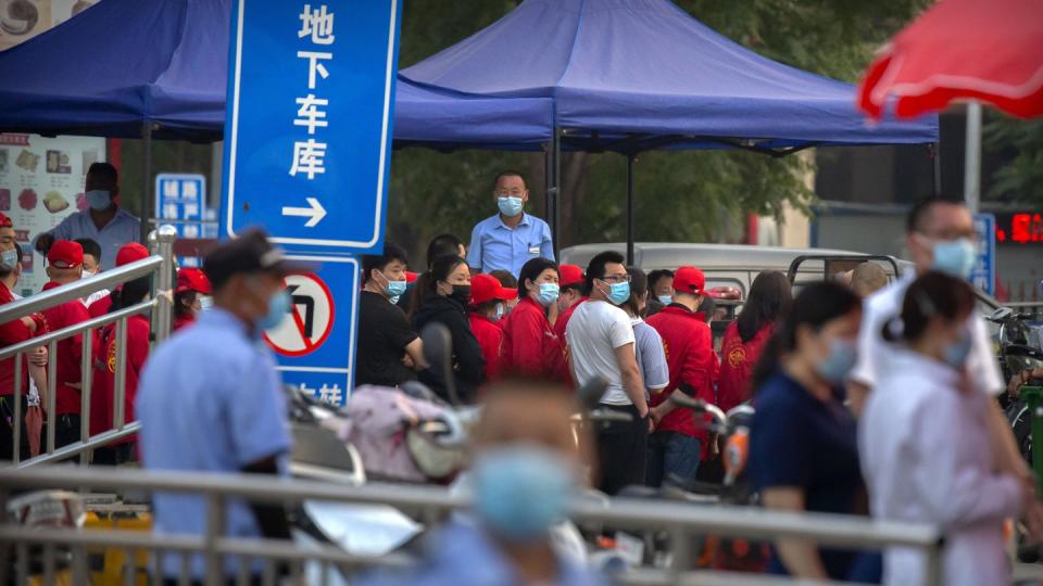 Polizisten sichern einen Fleischmarkt, der von den Behörden geschlossen wurde, nachdem bekannt wurde, dass ein Besucher des Marktes positiv auf das Coronavirus getestet worden war.