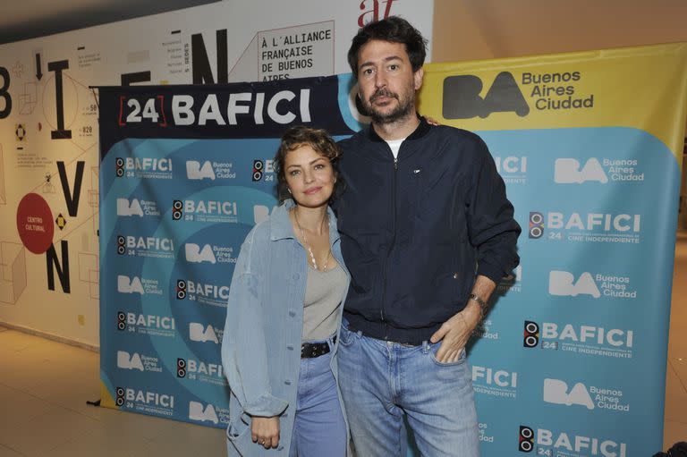 La actriz junto a su pareja, el director Santiago Mitre, quien forma parte del equipo de producción  