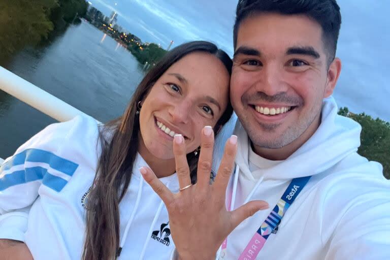 Pablo Simonet y Pili Campoy se comprometieron en la Villa Olímpica de París