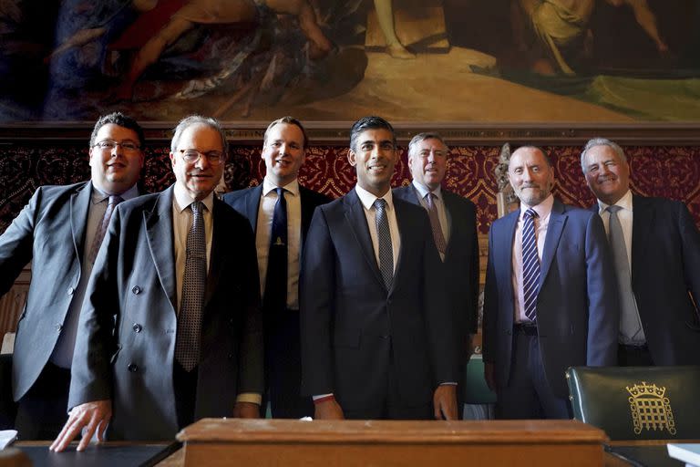 El británico Rishi Sunak, en el centro, posa para una foto con miembros del Comité 1922, en las Cámaras del Parlamento, después de que se anunciara que se convertirá en el nuevo líder del Partido Conservador, en Londres, el lunes 24 de octubre de 2022.