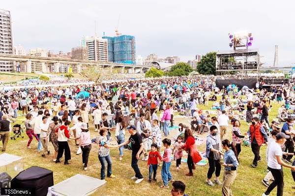 去年春紛節大受好評的Swing Taiwan，今年將再度用以最簡單的方式，帶領大家進入爵士樂與搖擺舞Swing Dance的世界。（圖：新北市高灘地工程管理處提供）