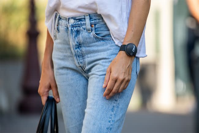 Le bracelet citron avec du gel hydroalcoolique.