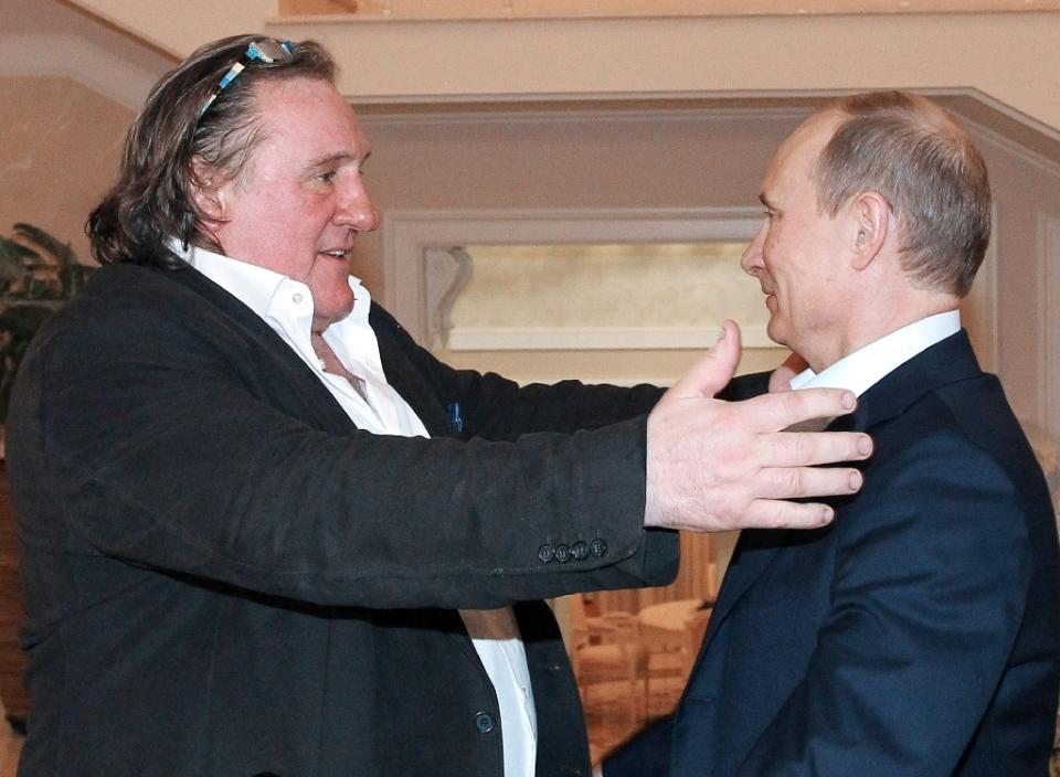 Russian President Vladimir Putin (R) greets French actor Gerard Depardieu during their meeting in Putin’s residence in Sochi on January 5, 2013 (AFP Photo/Mikhail Klimentyev)