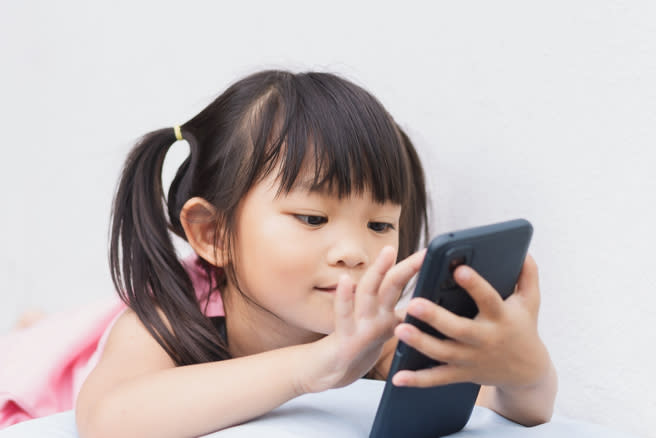 有家長煩惱小孩5歲就手機中毒怎麼辦？（示意圖非當事人／shutterstock／達志）