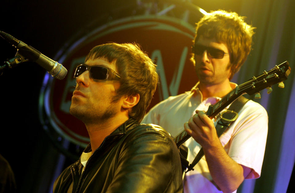 NETHERLANDS - JUNE 01:  Photo of Noel GALLAGHER and Liam GALLAGHER and OASIS; Liam Gallagher & Noel Gallagher performing live onstage  (Photo by Paul Bergen/Redferns)